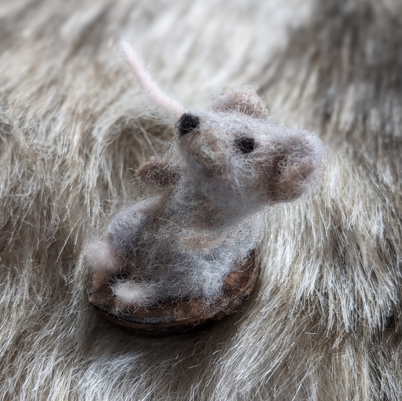 Life-size Mouse Soft Sculpture Handmade - Picture 5 of 8
